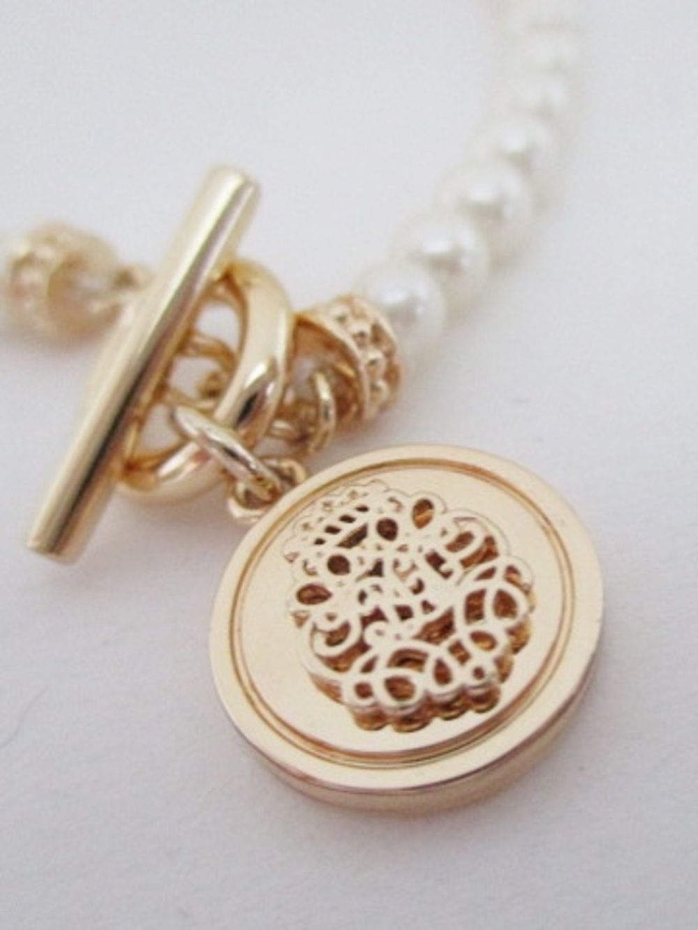 RALPH LAUREN - Gold Tone Pearl Coin Pendant Necklace - Picture 2 of 5